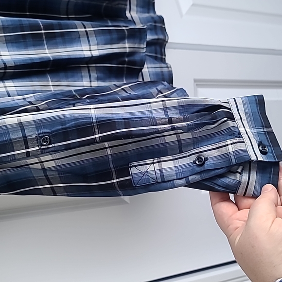 Blue Plaid v-neck high-low blouse, adjustable sleeves - Picture 4 of 5